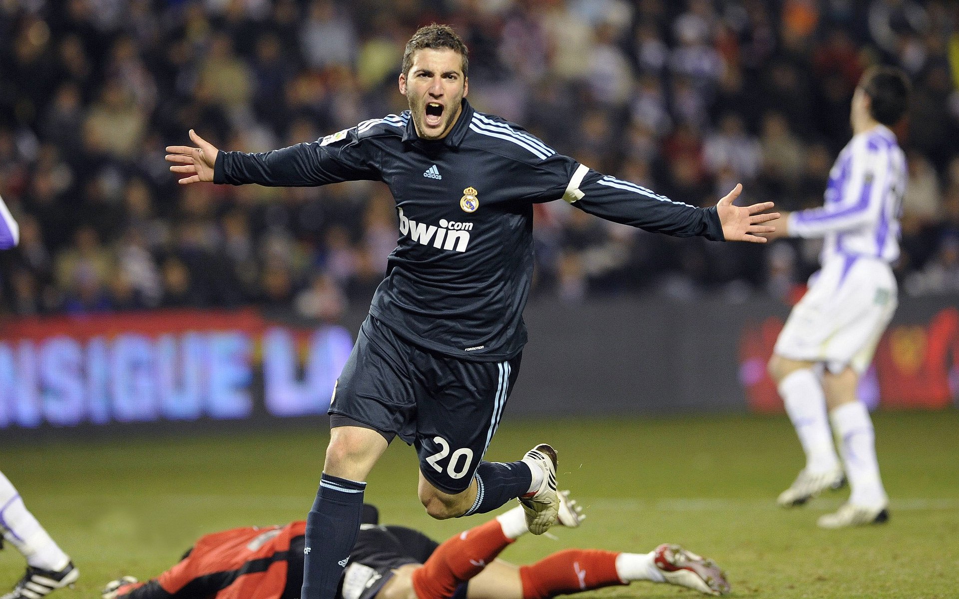 小贝林多特开局糟糕，夏窗标王被质疑，小贝林顿